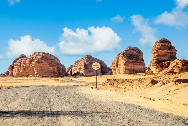 Пустельна Дорога Повільними Знаками Ерозією Каньйонів Біля Ель Ула Саудівська — стокове фото