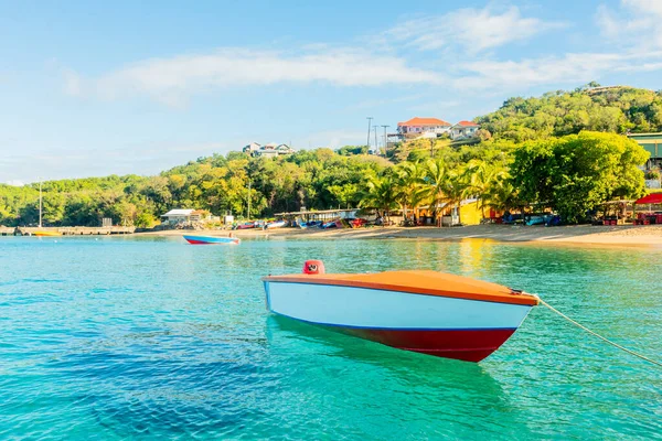 Łódź Przy Zatoce Turkusową Wodą Wyspa Mayreau Saint Vincent Grenadyny — Zdjęcie stockowe