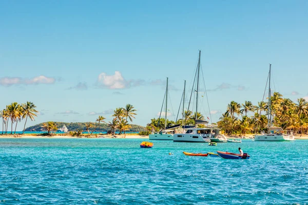 Turkuaz renkli deniz, süslü yat ve tekneler, Tobago Cays, Saint Vincent ve Grenadines, Karayip denizi.