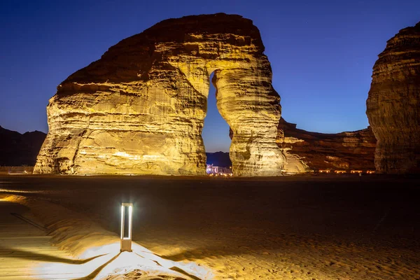 Иллюминированный Монолит Эрозии Слонов Песчаника Стоящий Ночной Пустыне Аль Ула — стоковое фото
