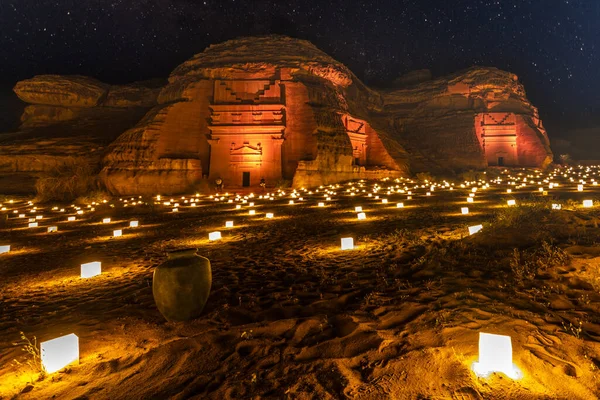 ナバティアの古代の墓を守るHegra Mada Salih夜の間に照らされた街 サウジアラビア — ストック写真
