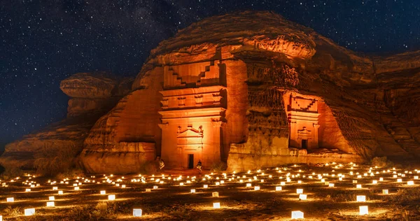 ナバティアの古代の墓を守るHegra Mada Salih夜の間に照らされた街 サウジアラビア — ストック写真