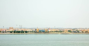 Suudi Arabistan 'ın Murjan adasından Dammam sahil şeridi şehir merkezi manzarası