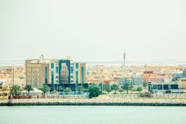 Suudi Arabistan 'ın Murjan adasından Dammam sahil şeridi şehir merkezi manzarası