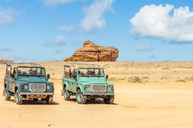 Off-road arabaları ve çöl kayalıkları Hegra, Al Ula, Suudi Arabistan 'daki manzaralar