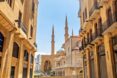 Eski Beyrut şehir merkezi dar sokak mimarisi binalar ve arka planda Al Amin camisi, Lübnan