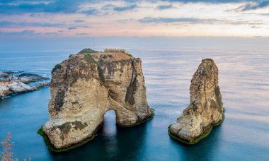 Raouche ya da güvercinler deniz manzarasını gün batımında sallıyor, Beyrut, Lübnan
