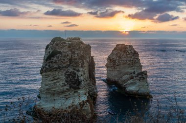 Raouche ya da güvercinler deniz manzarasını gün batımında sallıyor, Beyrut, Lübnan