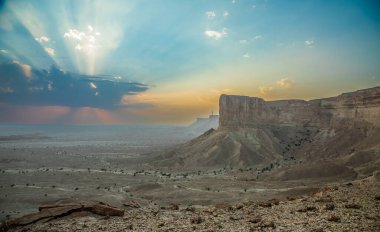 Çöl manzaralı Jabal Tuwaiq dağlarında gün batımı, Riyad, Suudi Arabistan