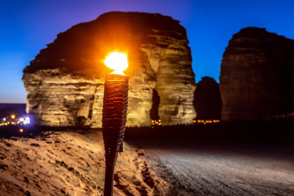 Освещаемый Факелом Песчаника Монолит Эрозии Горной Породы Стоящий Ночной Пустыне — стоковое фото