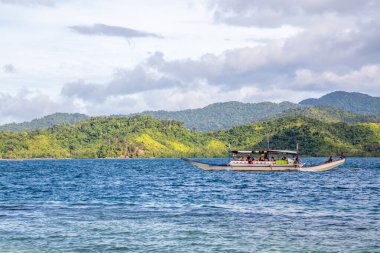 Turistlerle dolu geleneksel Filipinler, El Nido, Palawan, Filipinlerle dolu tropik ada manzarası