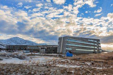 Arka planda modern arktik binalar ve Malene Mağazası Dağı, Nuuk, Grönland