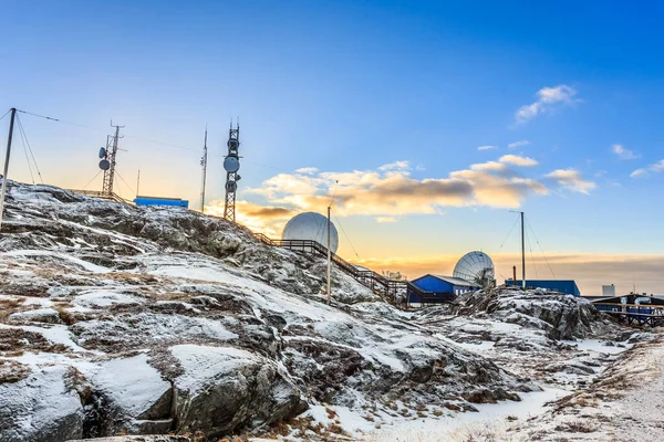 Estación Telecomunicación Ártica Rayos Del Atardecer Entre Rocas Nieve Nuuk — Foto de Stock