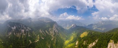Balkan hava dağları bulutlu ve yeşil ormanlı manzara, Magliç ve Bosna-Hersek