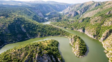 Sırbistan 'ın Uvac nehri kanyonunda kıvrımlı kanyonlarla Vidikovac Molitva' ya hava manzarası