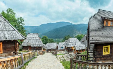 Sırbistan 'ın Zlatibor kenti yakınlarındaki Drvengrad Mecahvik ahşap evleri, etno köyü