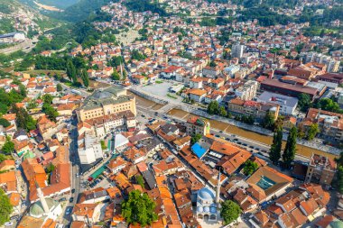 Gazi Hüseyin-dilenci camisi ve Miljacka nehri havadan manzaralı Bascarsija eski çarşı caddeleri, Saraybosna ve Bosna-Hersek