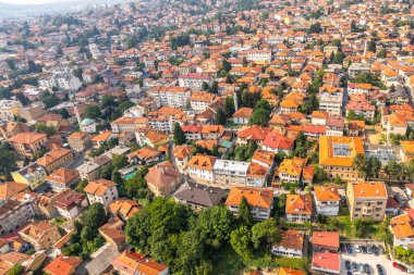 Turuncu çatı evleri, hava manzarası, Saraybosna ve Bosna-Hersek 'teki yerleşim yerleri üzerinde uçuyor