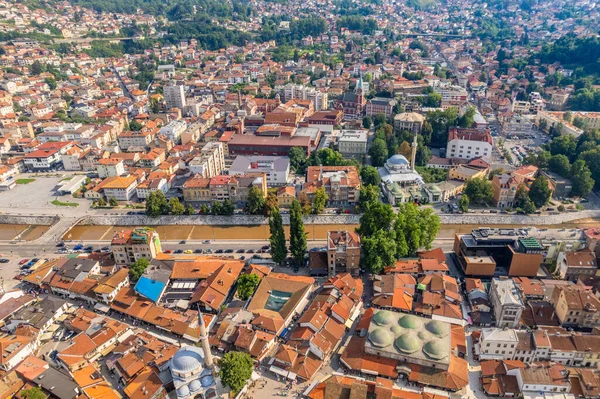 Miljacka nehri havadan manzaralı Bascarsija eski pazar caddeleri, Saraybosna, Bosna-Hersek