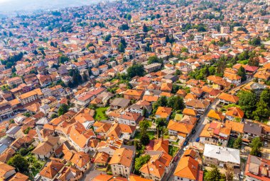 Turuncu çatı evleri, hava manzarası, Saraybosna ve Bosna-Hersek 'teki yerleşim yerleri üzerinde uçuyor