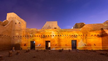 Diriye eski kasaba duvarları gece aydınlandı, Riyad, Suudi Arabistan