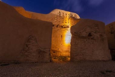 Diriye eski kasaba duvarları gece aydınlandı, Riyad, Suudi Arabistan