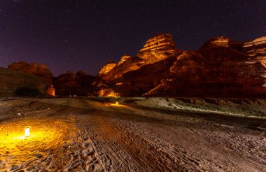 Aydınlatılmış çöl, gece manzarası, Hegra, El Ula, Suudi Arabistan