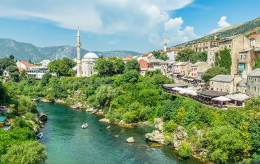 Mostar Panorama 'nın eski merkezinde tepedeki taş ortaçağ evleri ve Bosna' nın önde gelen Neretva nehri yer alıyor.