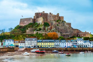 Gorey köyünün üzerindeki Orgueil Dağı şatosunda kıyıda yatları olan Saint Martin, Jersey, Kanal Adaları 'nın mübaşiri, İngiltere