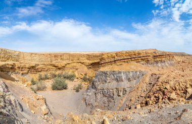 Makhtesh Ramon 'daki eski taş ocakları, erozyon krateri manzarası, Negev çölü, İsrail