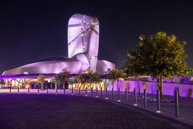 El Khobar, Suudi Arabistan 'ın merkezinde ağaçlarla aydınlatılmış modern bina ve meydan