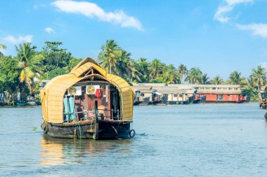 Pamba nehrinde yüzen geleneksel Hint yüzen yüzen yüzen yüzen yüzen yüzen yüzen evleri, kıyı şeridinde palmiyeler, Alappuzha, Kerala, Güney Hindistan