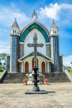 Velankanni Matha Katolik Kilisesi ön planda büyük haç ile Nedumkandom, Kerala, Güney Hindistan