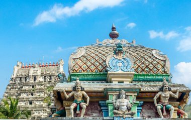 Vedagiriswarar Tapınağı 'nın renkli heykelleri Shiva tanrısı Thirukazhukundram, Tondaimandalam bölgesi, Tamil Nadu, Güney Hindistan