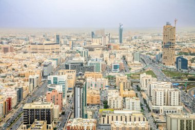 Riyad şehrinin, El Riyad 'ın, Suudi Arabistan' ın şehir merkezinin ve kenar mahallelerinin havadan geniş manzarası.