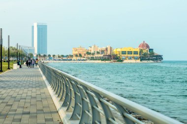 Al Khobar deniz gezinti caddesi. Arka planda modern bina, Suudi Arabistan.