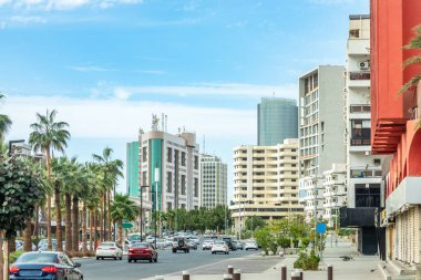 Jeddah şehir merkezi caddesi araba trafiği ve modern binalarla dolu arka planda Suudi Arabistan