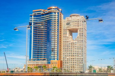 Ön planda yarış pisti ışıkları, Jeddah, Suudi Arabistan 'daki konut ve iş binaları