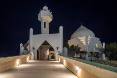 Beyaz Salem Bin Ladin Camii alacakaranlıkta, El Khobar, Suudi Arabistan 'da adaya inşa edildi.