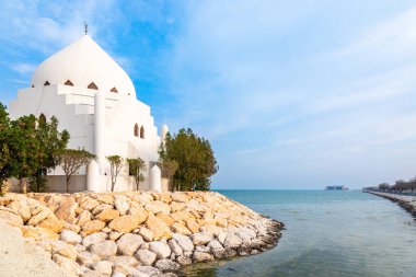 Beyaz Salem Bin Ladin Camii arka planda Basra Körfezi, El Khobar, Suudi Arabistan