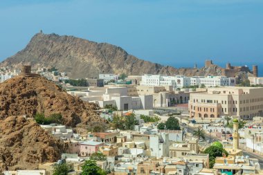 Muscat Takia tarihi şehir merkezi caddeleri manzarayı kayalarla, Al Mirani Kalesi ve Arap denizi ile gözden geçirir, Umman.