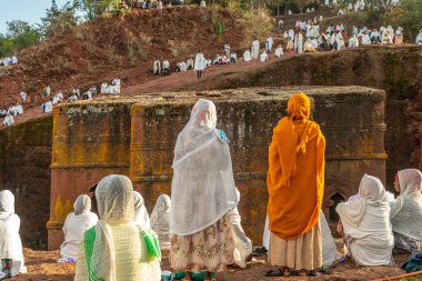 Halk kitle hizmeti için toplandı. Aziz George, Lalibela, Amhara Bölgesi, Etiyopya 'daki taş yontulmuş tek haç biçimindeki ortodoks kilisesinde..