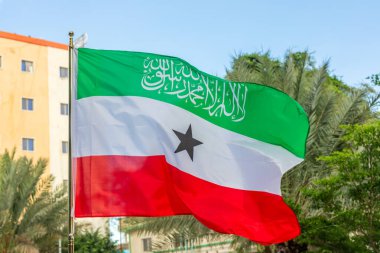 Somaliland 'ın yeşil, beyaz, kırmızı bayrağı rüzgarda dalgalanıyor Hergeisa, Somali