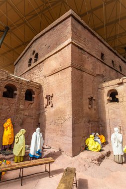 Kadın hacılar toplu hizmet için Bete Maryam, Lalibela, Amhara Bölgesi, Etiyopya 'daki taş yontulmuş monotik ortodoks kilisesinin duvarlarında toplandılar..