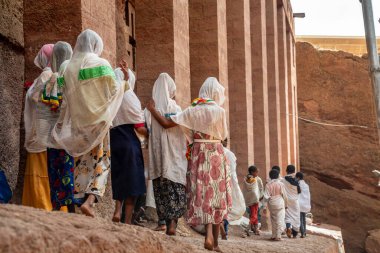 Halk ayini için Bete Medhane Alem, Lalibela, Amhara Bölgesi, Etiyopya 'daki taş yontulmuş geleneksel ortodoks kilisesine gidiyor..