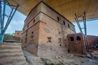 Üstü örtülü kalkanın altında, Bete Maryam 'in taş yontulmuş monotik kilisesi, Lalibela, Amhara Bölgesi, Etiyopya.