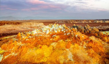 Danakil Depresyon Çölü 'nün, Etiyopya' nın Uzak Bölgesi 'nin volkanik manzarasıyla alışılmadık kükürt mineralleri oluşumu