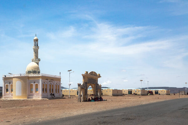 Желтая мечеть с аркой, стоящей в пустыне, регион Арта, Джибути, Африканский Рог