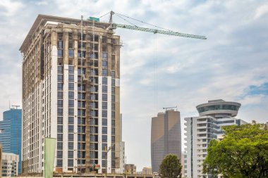 Etiyopya 'nın başkenti Addis Ababa, Etiyopya' nın merkez iş bölgesinde hızla büyüyen gökdelenler.