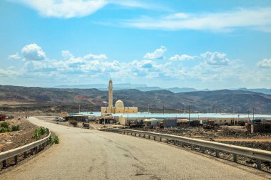 Sarı camili Assal Gölü yolu ve arka planda dağlar, Arta bölgesi, Cibuti, Afrika Boynuzu